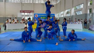 Mời quý vị xem video tập 1 chương trình " Đấu trường võ nhạc" do HTV7 tổ chức.